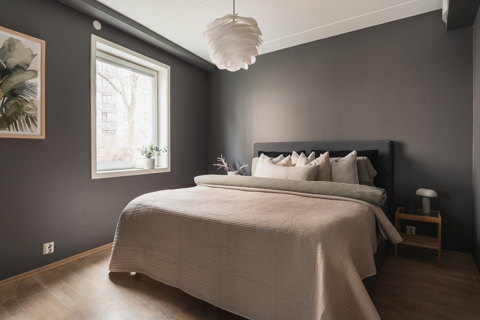 Hovedsoverom av god størrelse med god plass til dobbeltseng med nattbord på hver side Galleribilde