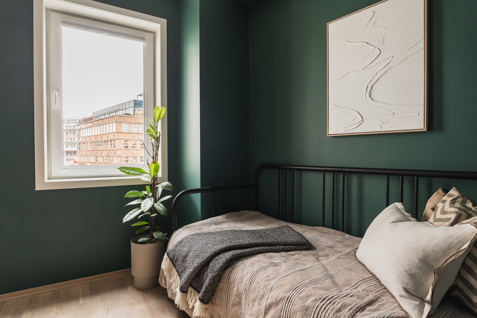 Det er montert spesialtilpassede plissegardiner på alle vinduer, hvor soverommene har lysdempende plissegardiner - fra 2018 Galleribilde