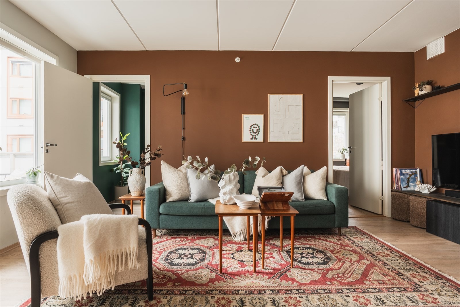 Fra stuen er det adkomst til leilighetens to soverom Galleribilde