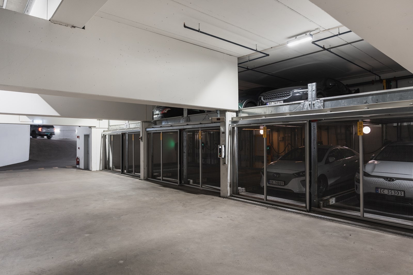 Garasjeplass med elbillader medfølger. Direkte adkomst til garasjeplassen med heis fra etasjeplan Galleribilde