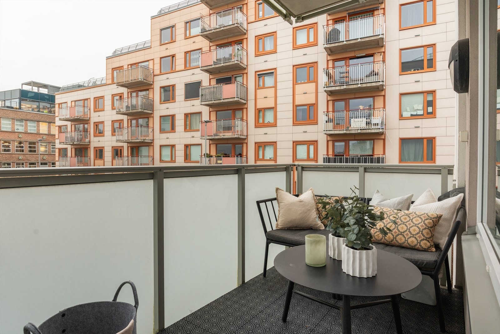 En moderne 3-roms i bygg fra 2018 med sentral, samtidig tilbaketrukket beliggenhet på Carl Berner Galleribilde