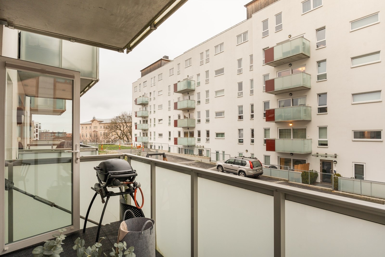 Fra stuen er det adkomst til romslig balkong på 5 kvm Galleribilde