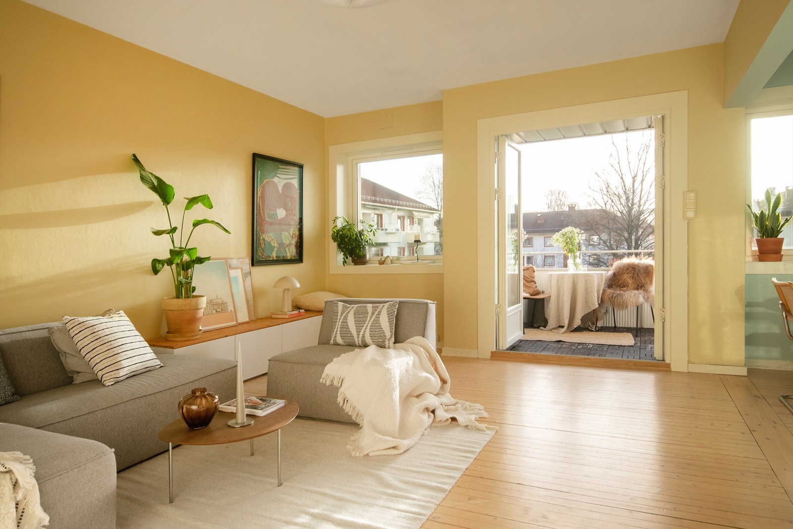 Stuen har store vindusflater mot syd som gir godt med naturlig lysinnslipp. Galleribilde