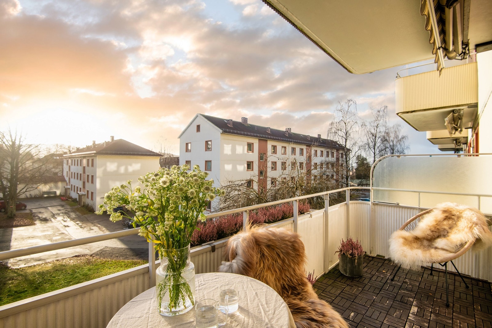 Utgang til solrik og stor balkong med fin utsikt over borettslagets grøntområder. Galleribilde