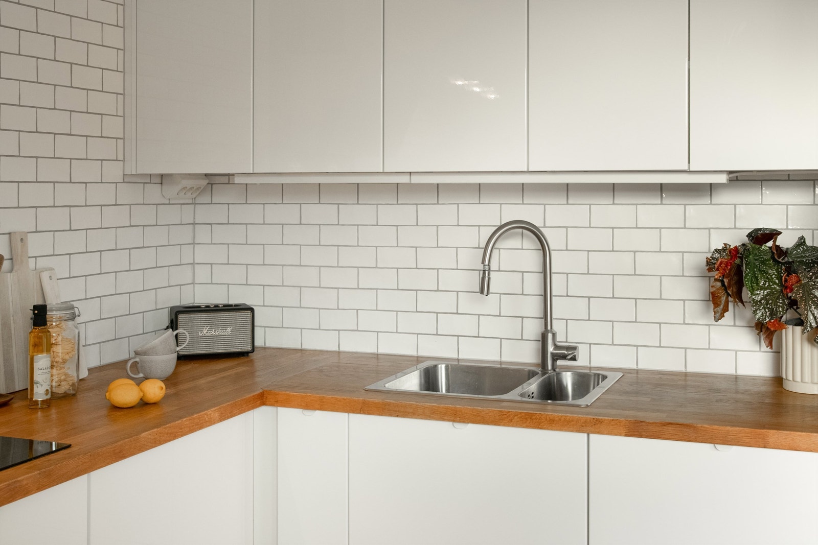 Lekkert kjøkken fra 2017 med pene overflater og god skap- og benkeplass. Galleribilde