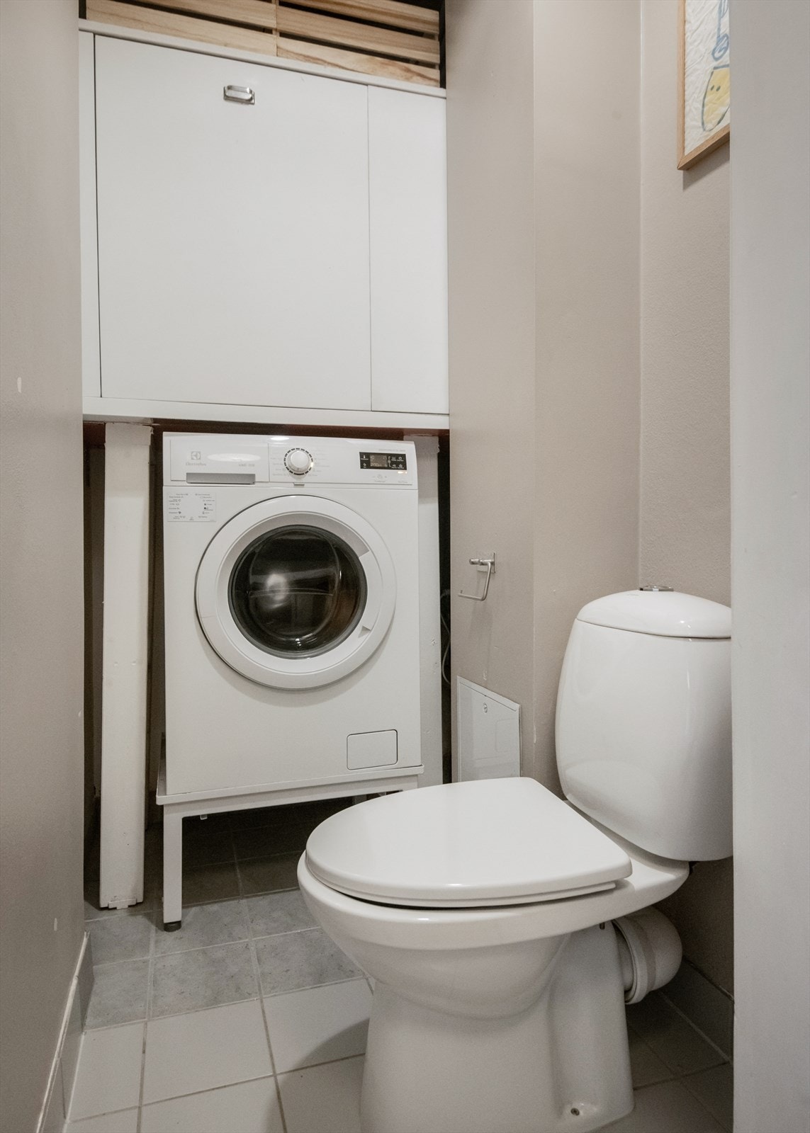 Adskilt WC med opplegg for vaskemaskin. Her er også varmtvannsberederen montert over vaskemaskinen. Galleribilde