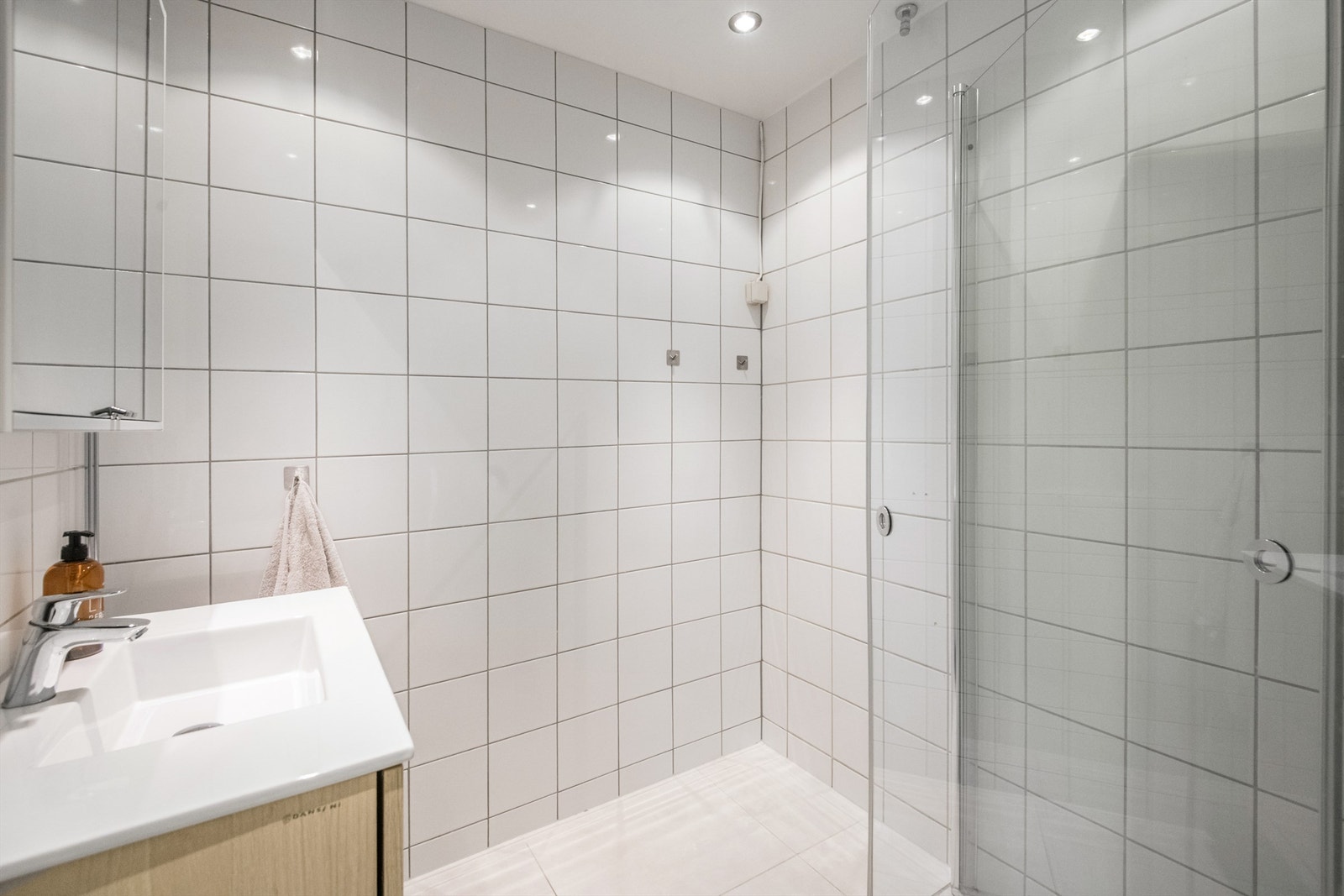 Baderom tatt i regi av borettslaget. Senere oppgradert i senere år med ny innredning og nye fliser og membran. Galleribilde