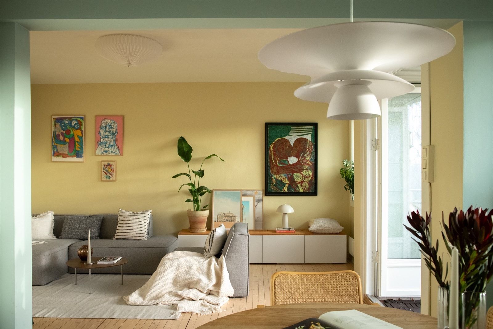 Leiligheten har flyttet kjøkken så det er tilknyttet stuen med fin spiseplass. Galleribilde