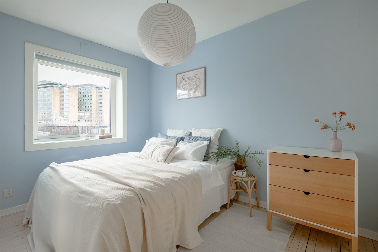 Hovedsoverommet med god plass til stor seng. Galleribilde