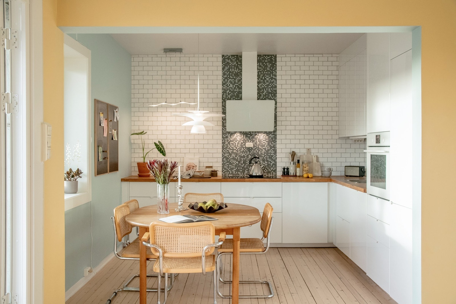 Lekkert kjøkken fra 2017 med god skap-og benkeplass! Galleribilde