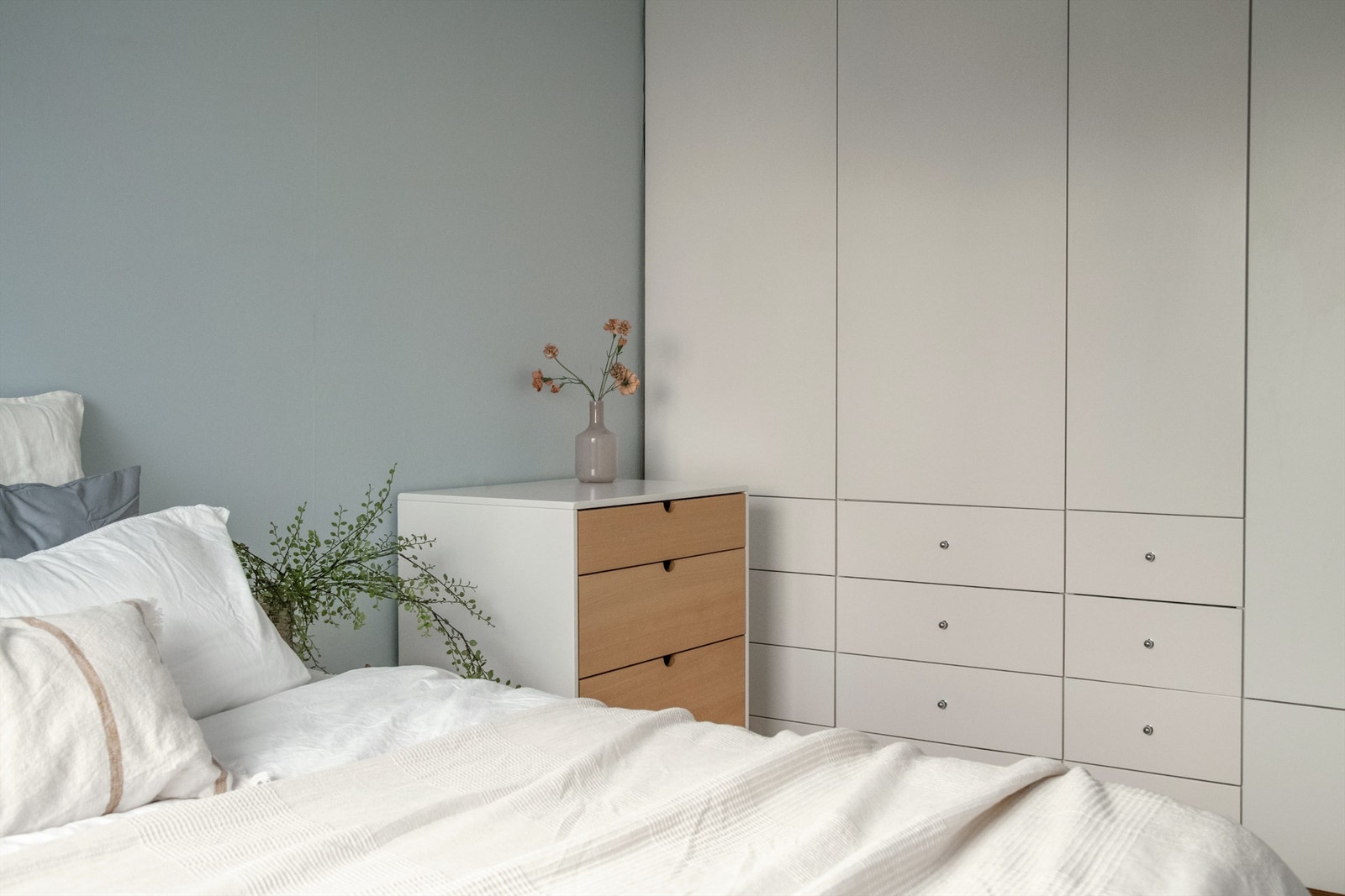 Innholdsrik garderobeløsning med skuffer og skap. Galleribilde