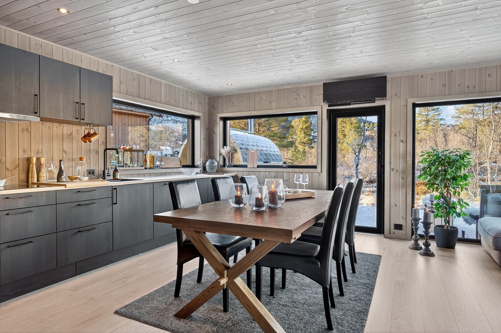 God plass til stort spisebord. Her kan du samle både venner og familie til en hyggelig hyttehelg! Galleribilde