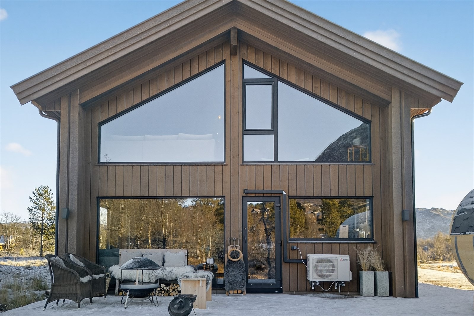 Hytta ble ferdigstilt i 2023 og byr på en ypperlig planløsning og gode kvaliteter, innvendig og utvendig Galleribilde