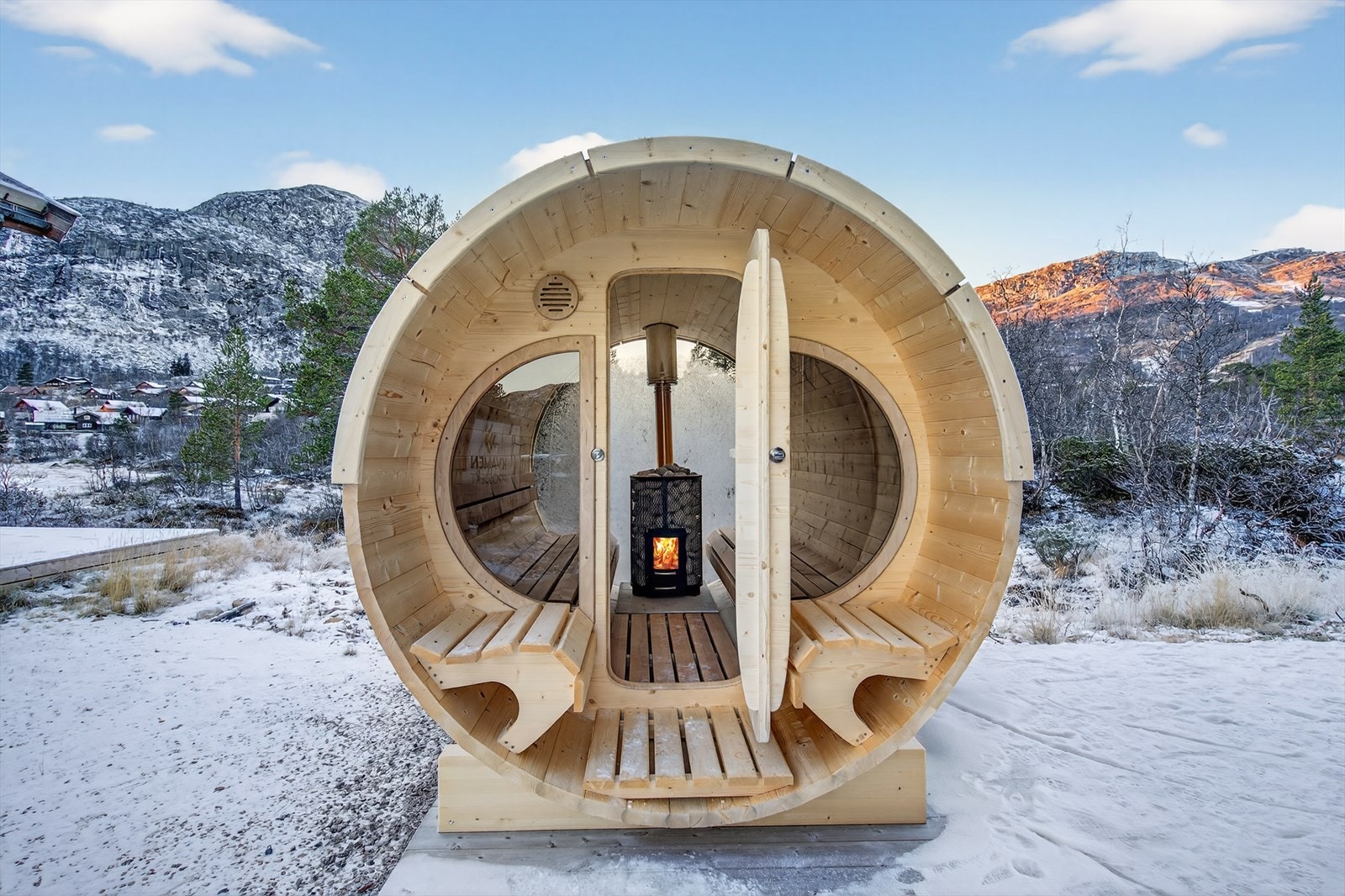 Herlig frittstående badstue på terrassen og kort vei til en kald dukkert i bekken like ved Galleribilde