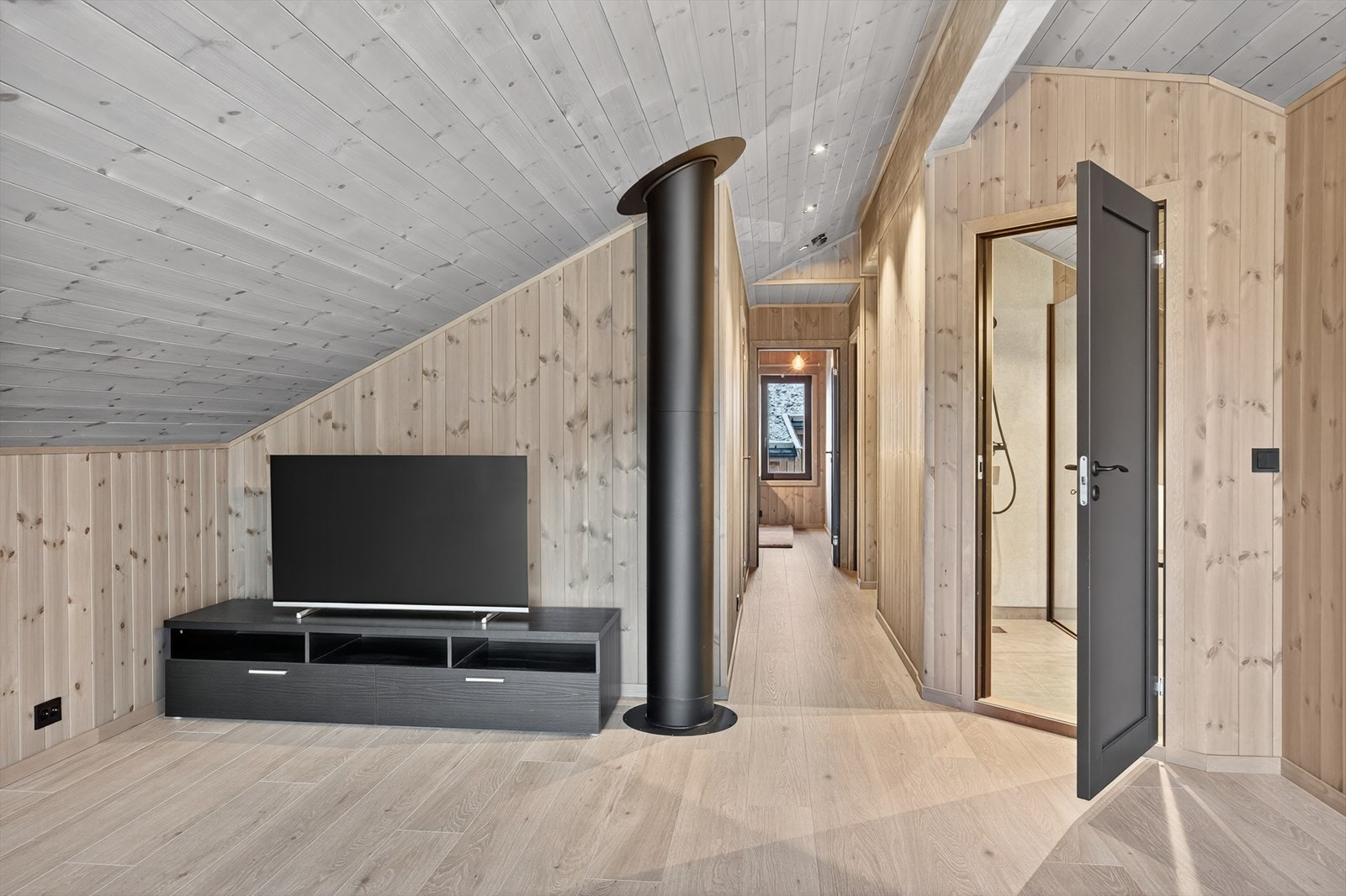 Loftsetasjen byr på hele to soverom, bad, bod og loftstue med sovealkove Galleribilde