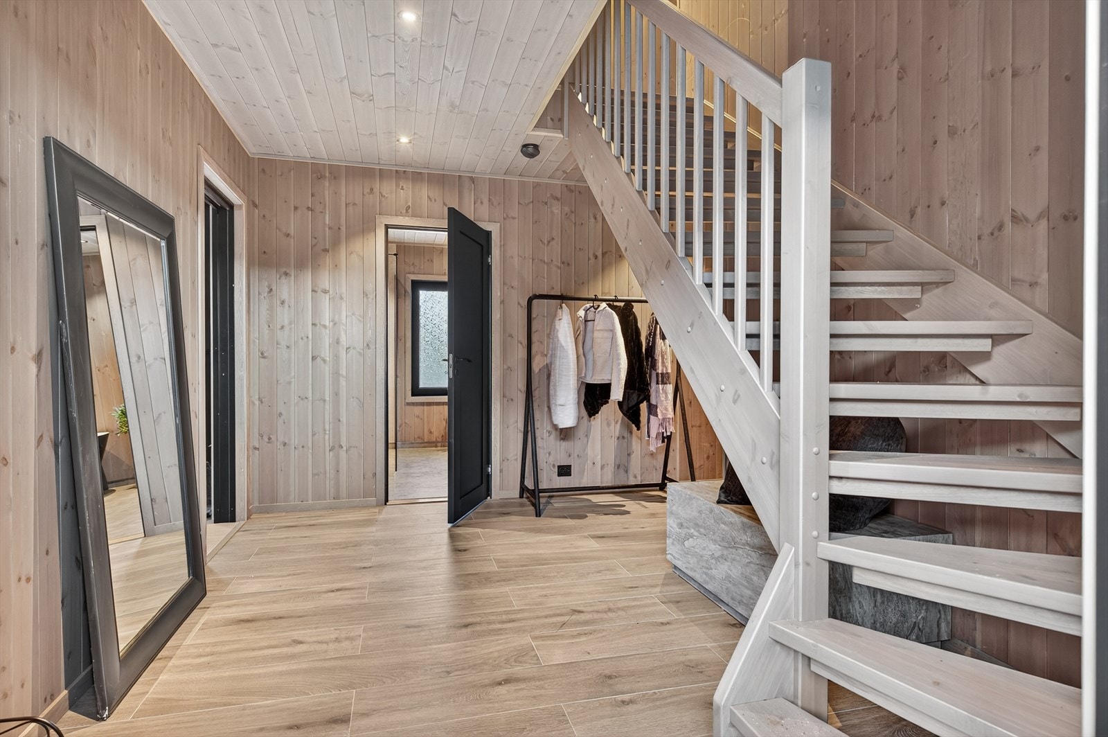 Romslig gang med fliser på gulv og naturligvis varmekabler Galleribilde