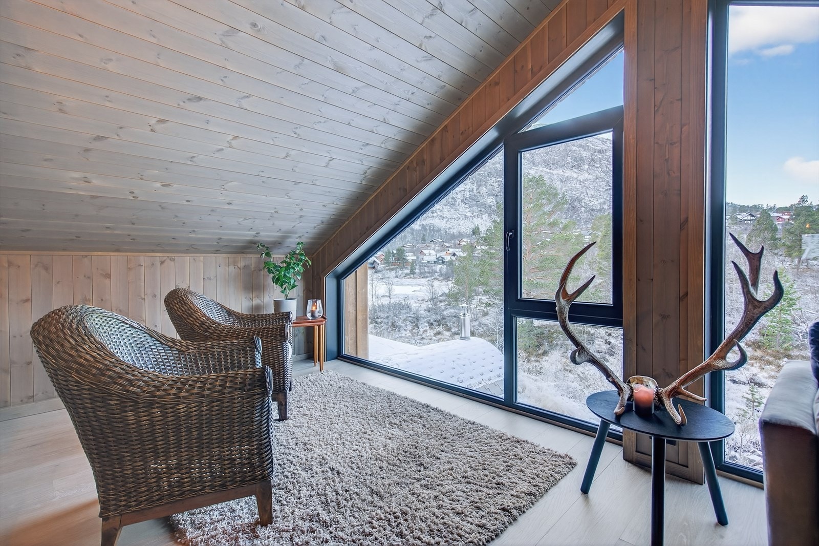 Nyt avslappende stunder i lenestolen med utsikt, eller kanskje en funksjonell kontorplass med utsikt for hyttekontoret? Galleribilde