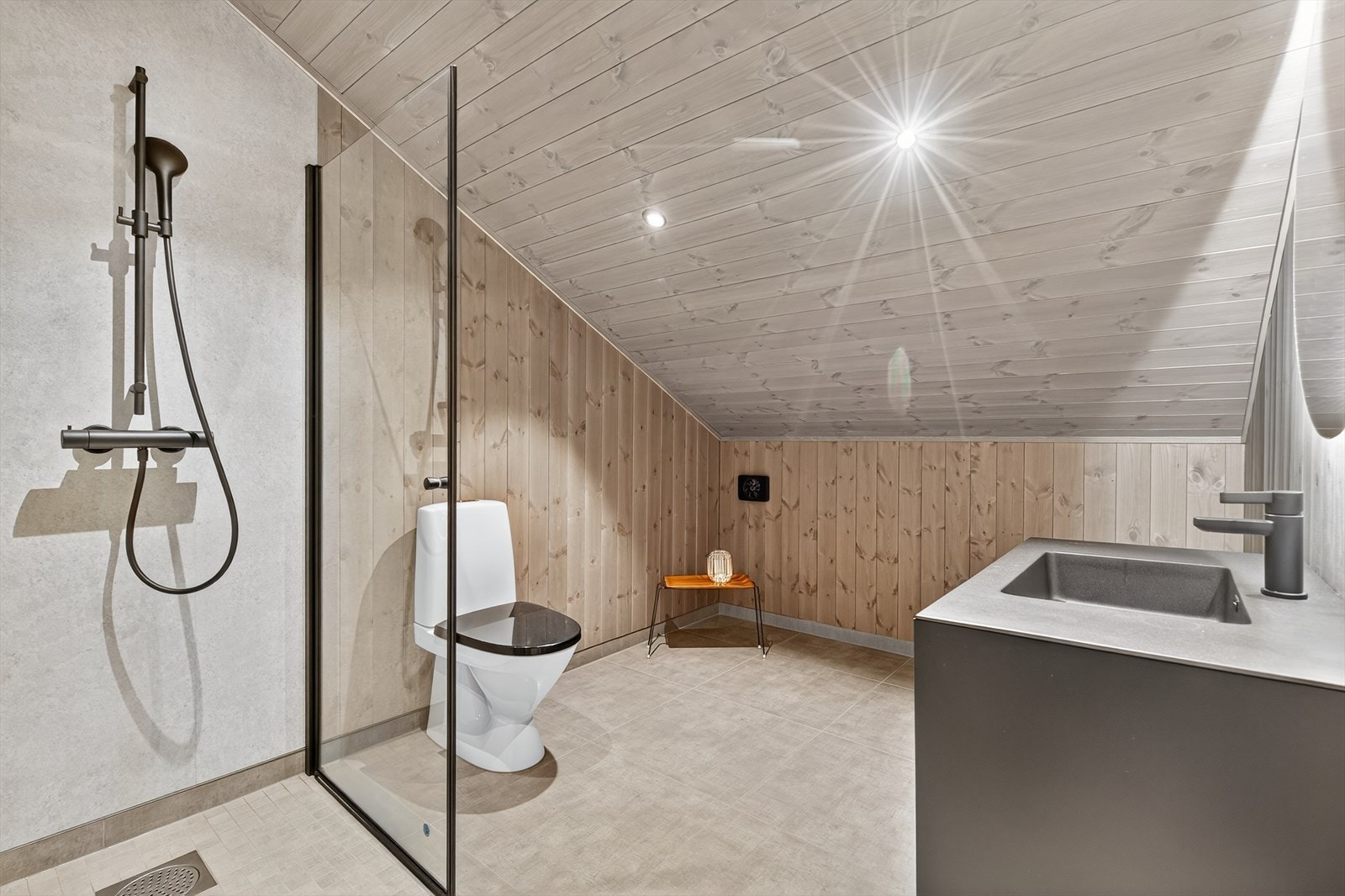 Fullverdig bad i loftsetasje - Fliser på gulv med varmekabler Galleribilde