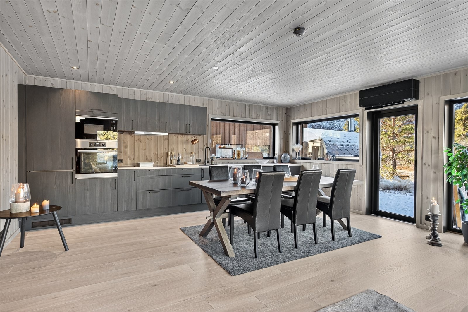 Lekkert kjøkken fra HTH med integrerte hvitevarer fra AEG (stekeovn, micro, oppvaskmaskin, kjøl -og fryseskap) Galleribilde