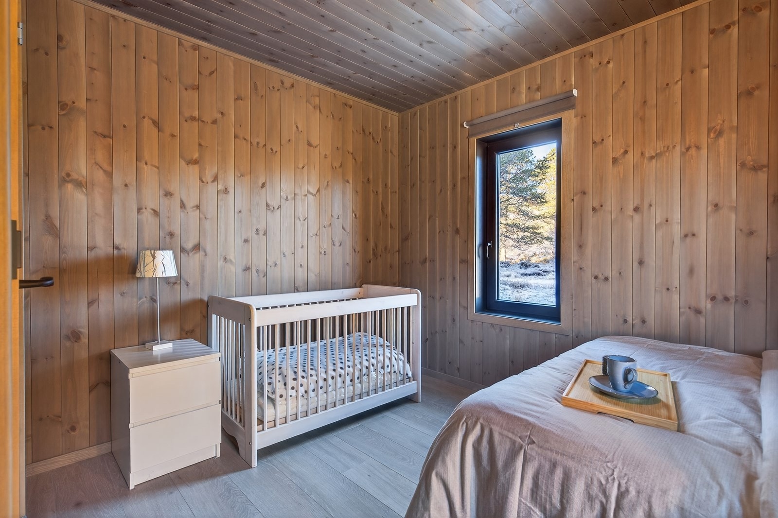 God størrelse og plass til barneseng ved behov Galleribilde