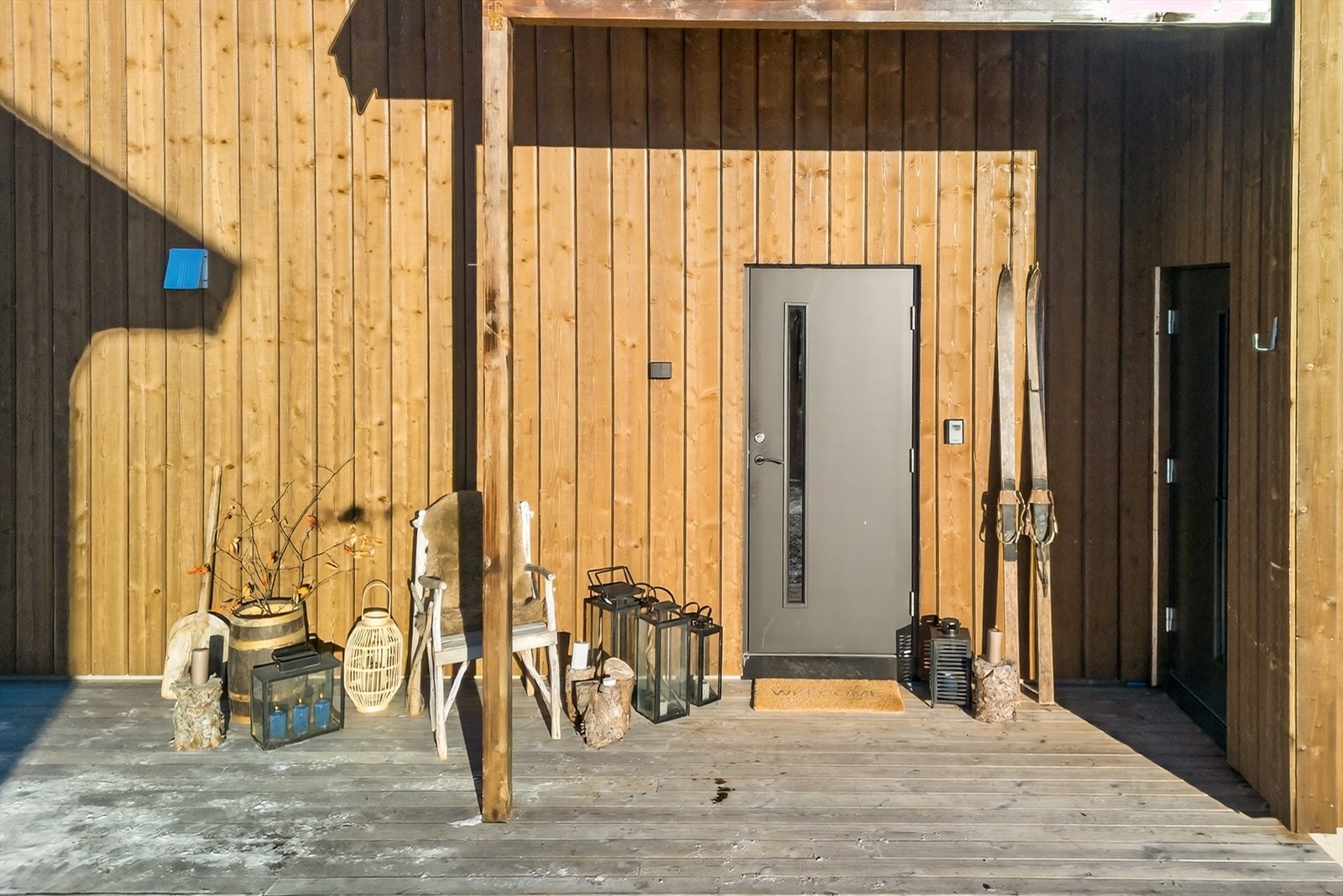 Overbygget inngangsparti med hovedinngang og bi-inngang Galleribilde