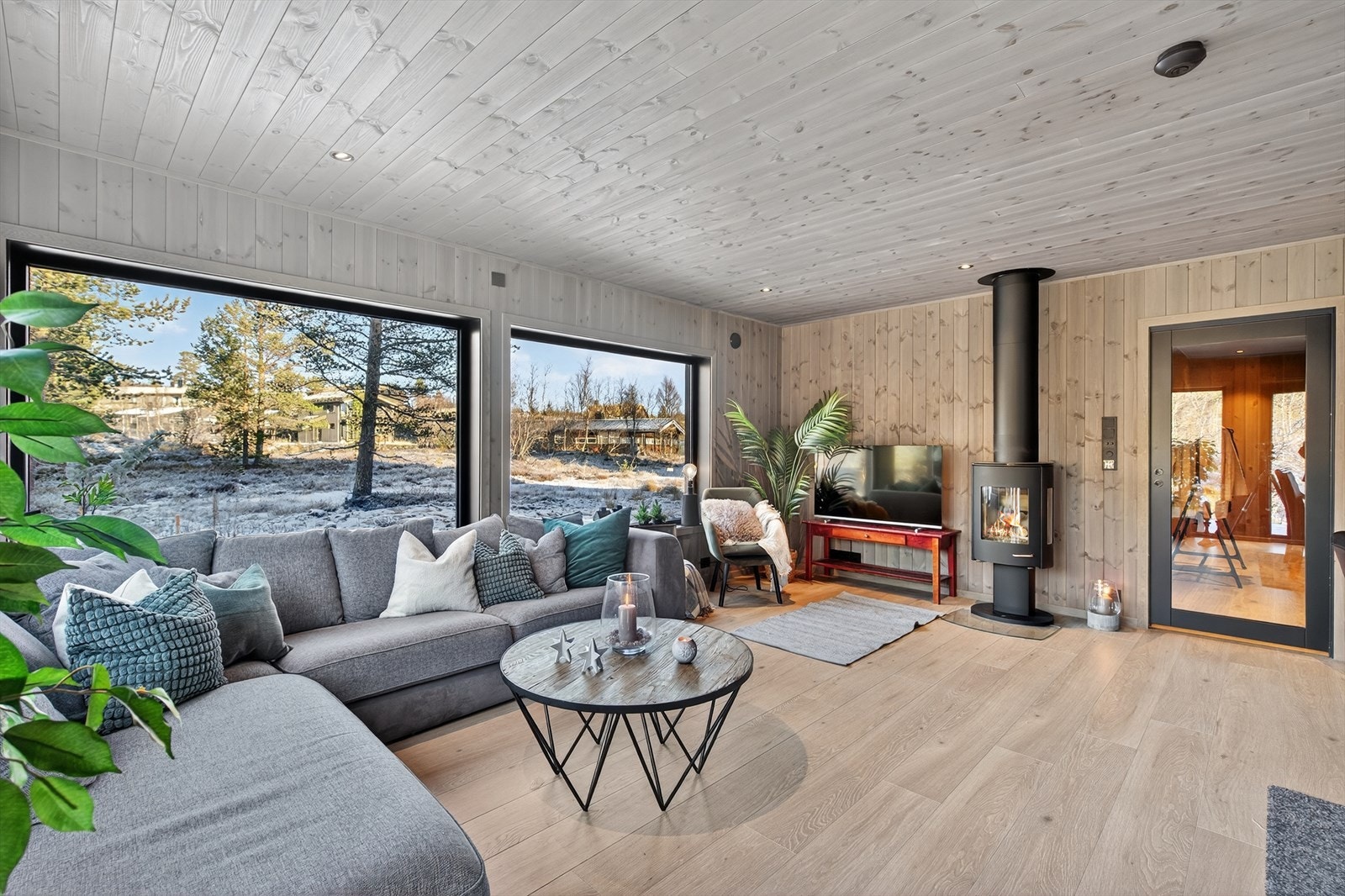 Alltid hyggelig med peisovn i stuen - Her er for øvrig også varmekabler og varmepumpe for en jevn varme - Varme kan styres hjemmefra Galleribilde