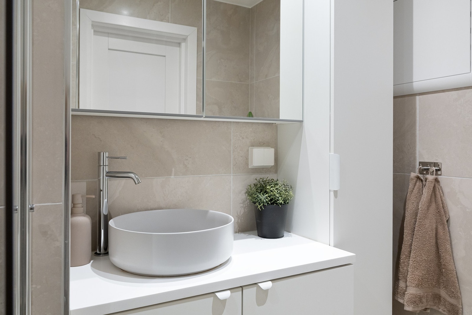 Baderommet har en moderne og gjennomført utførelse. Galleribilde