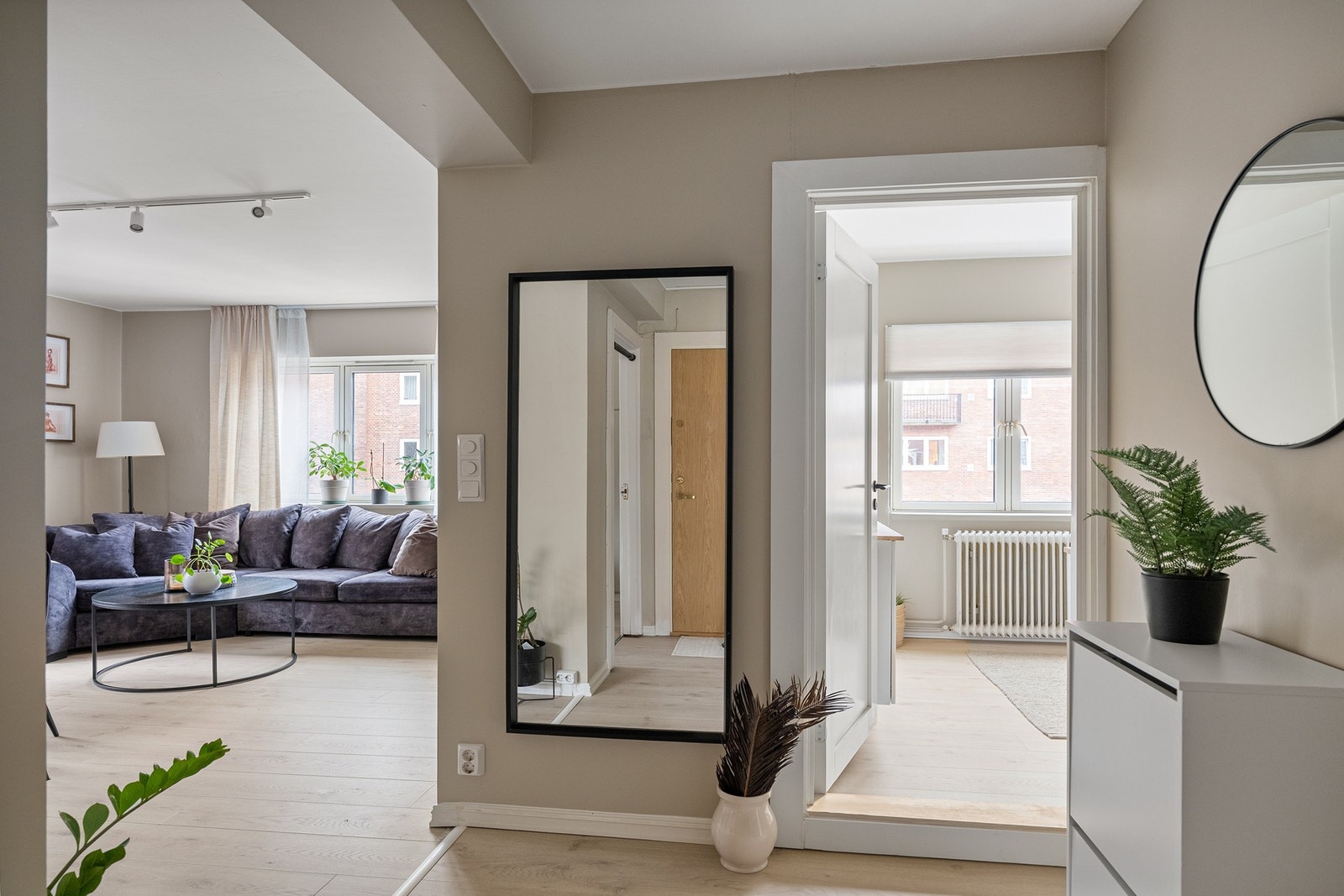 Alle rommene bindes naturlig sammen i entréen som gir en god flyt gjennom hele boligen. Galleribilde