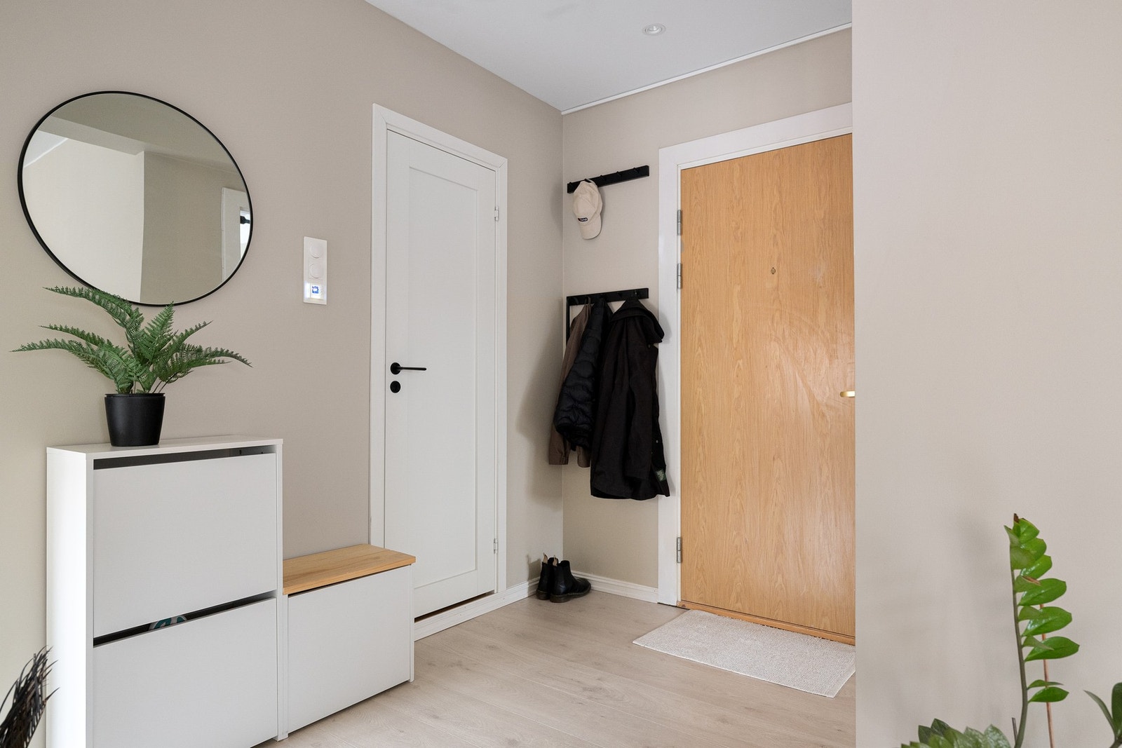 Lys og innbydende entré med plass til å henge fra seg yttertøy. Galleribilde