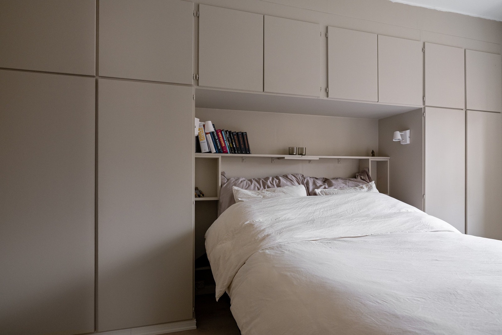 Soverommet er gjennomtenkt og tilpasset med plassbygget garderobeløsning, slik at rommet utnyttes på en praktisk og effektiv måte. Galleribilde