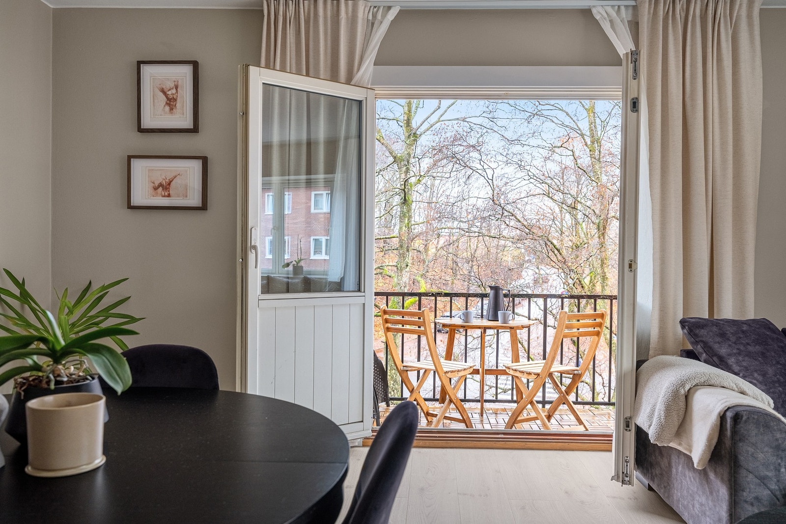 De doble dørene ut til balkongen inviterer sol og frisk luft inn til stuen, og gir en sømløs overgang mellom inne og ute. Galleribilde