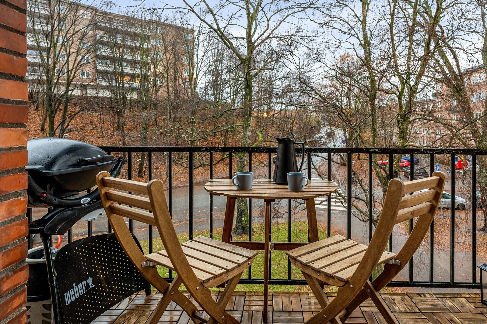 Nyt solen fra morgen til kveld på den sydvendte balkongen, en naturlig forlengelse av stuen. Galleribilde