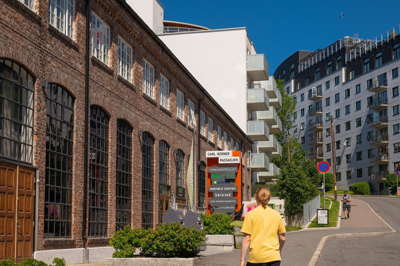 Området har et godt tilbud av butikker og spisesteder. Galleribilde