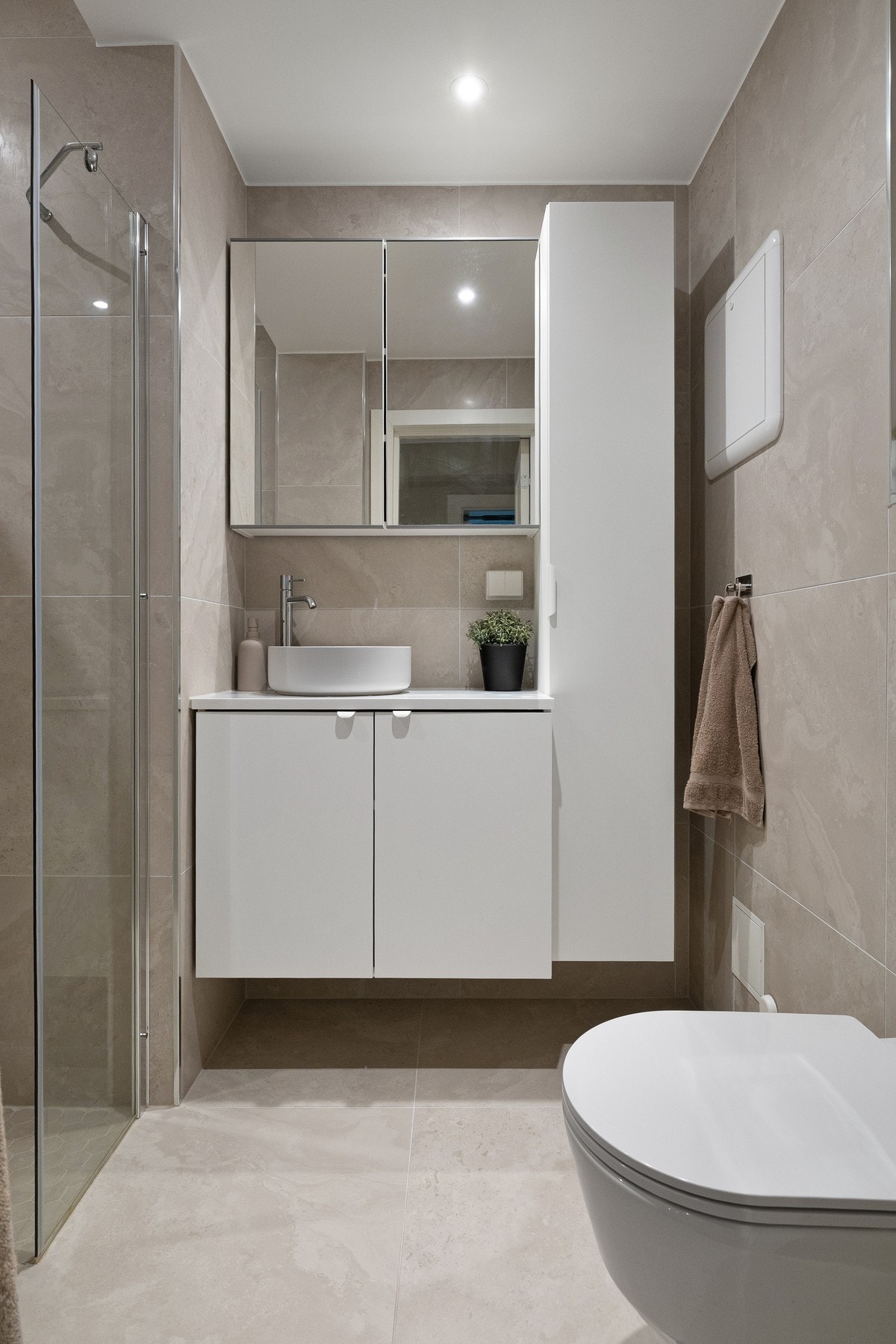 Stilrent bad fra 2025 med flislagte overflater og varmekabler i gulv. Galleribilde