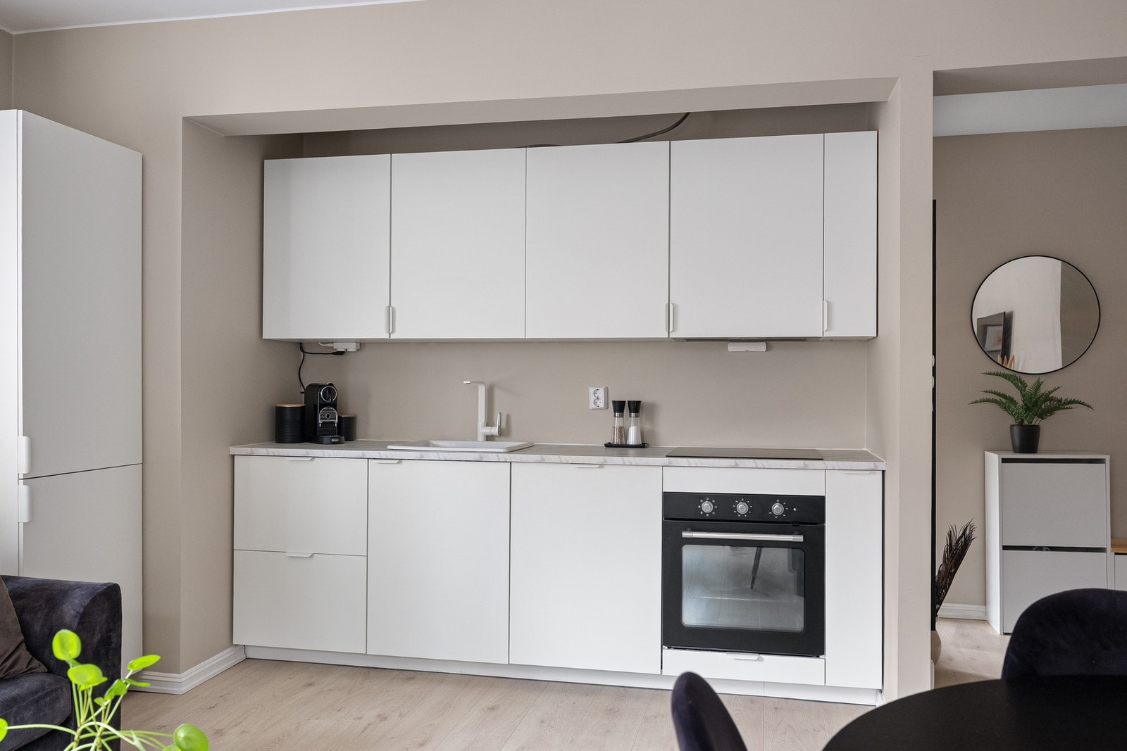 Den åpne kjøkkenløsningen gjør matlaging til en naturlig del av både samtaler og samvær. Galleribilde