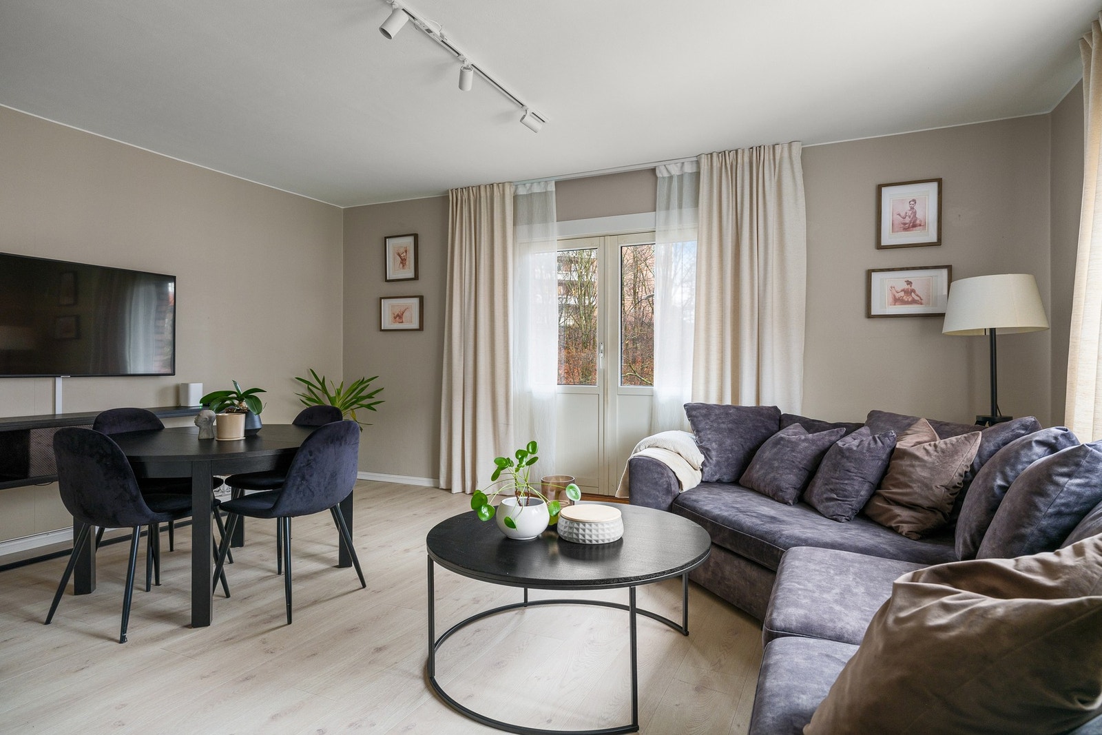 Stuen er et lyst og behagelig samlingspunkt med god plass til både avslapning og sosiale stunder. Galleribilde