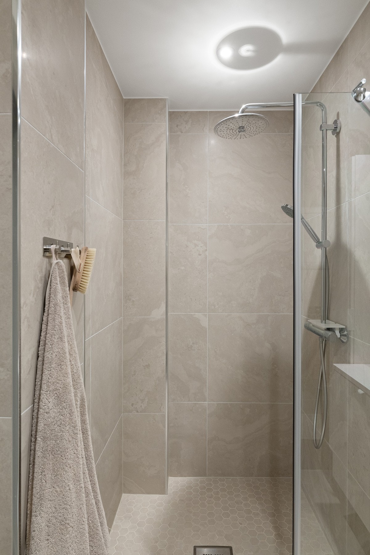 Plassert i sin egen krok, tilbyr dusjen rikelig med plass og ekstra komfort i hverdagen! Galleribilde