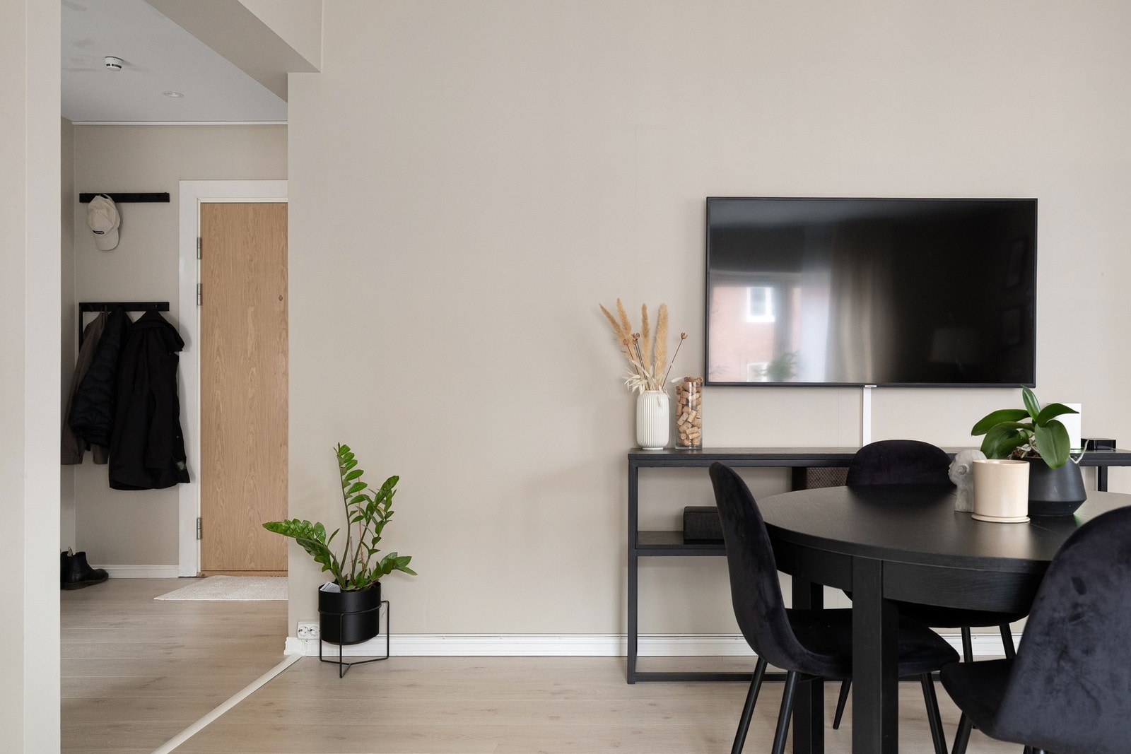 Moderne farger og overflater gir rommet et tidløst preg som er lett å innrede videre på. Galleribilde