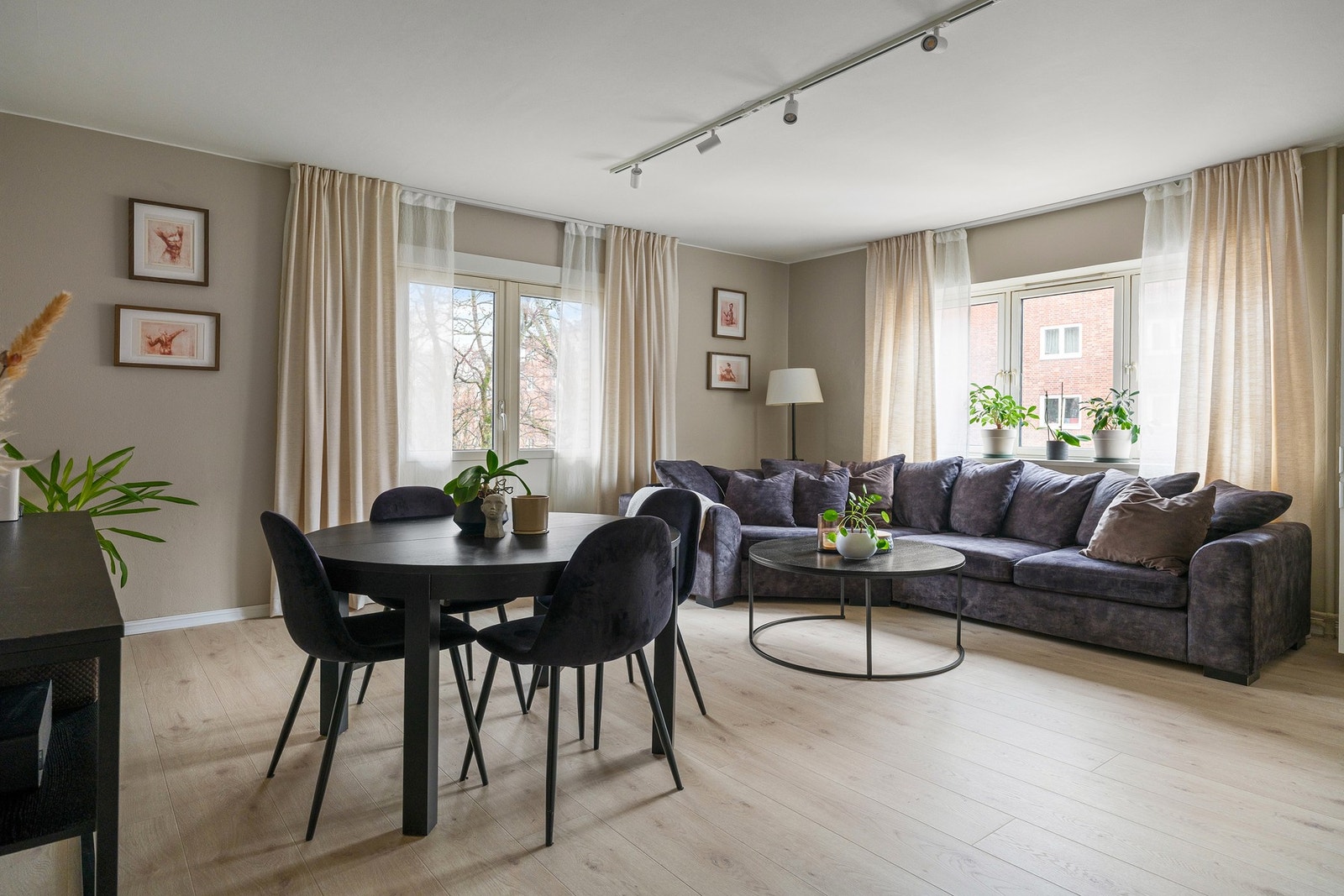 Leter du etter en bolig du kan flytte rett inn i? Bli med videre inn og opplev den moderne og gjennomførte standarden som preger hele leiligheten!
Foto: Luma Foto AS (Einar Horsberg) Galleribilde