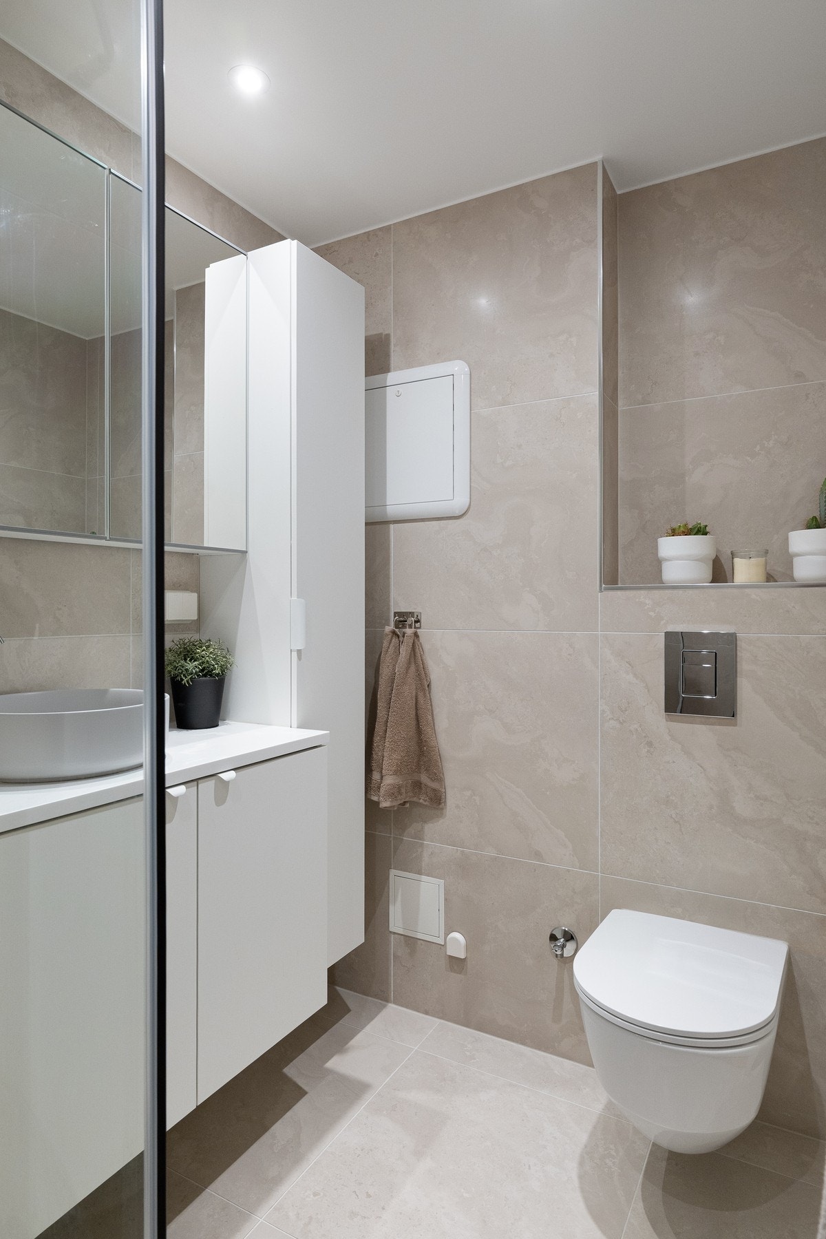 Godt med oppbevaringsplass i servantskap, speilskap og høyskap. Galleribilde