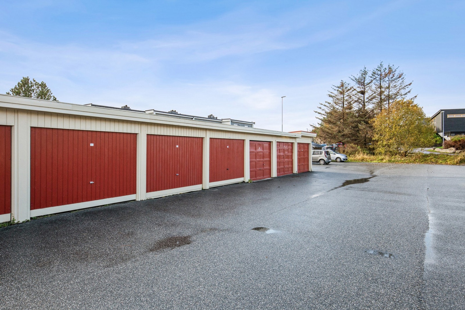 I tillegg til garasjeplass er det felles parkering på borettslagets tomt, hvor det er etablert elbil-ladere Galleribilde