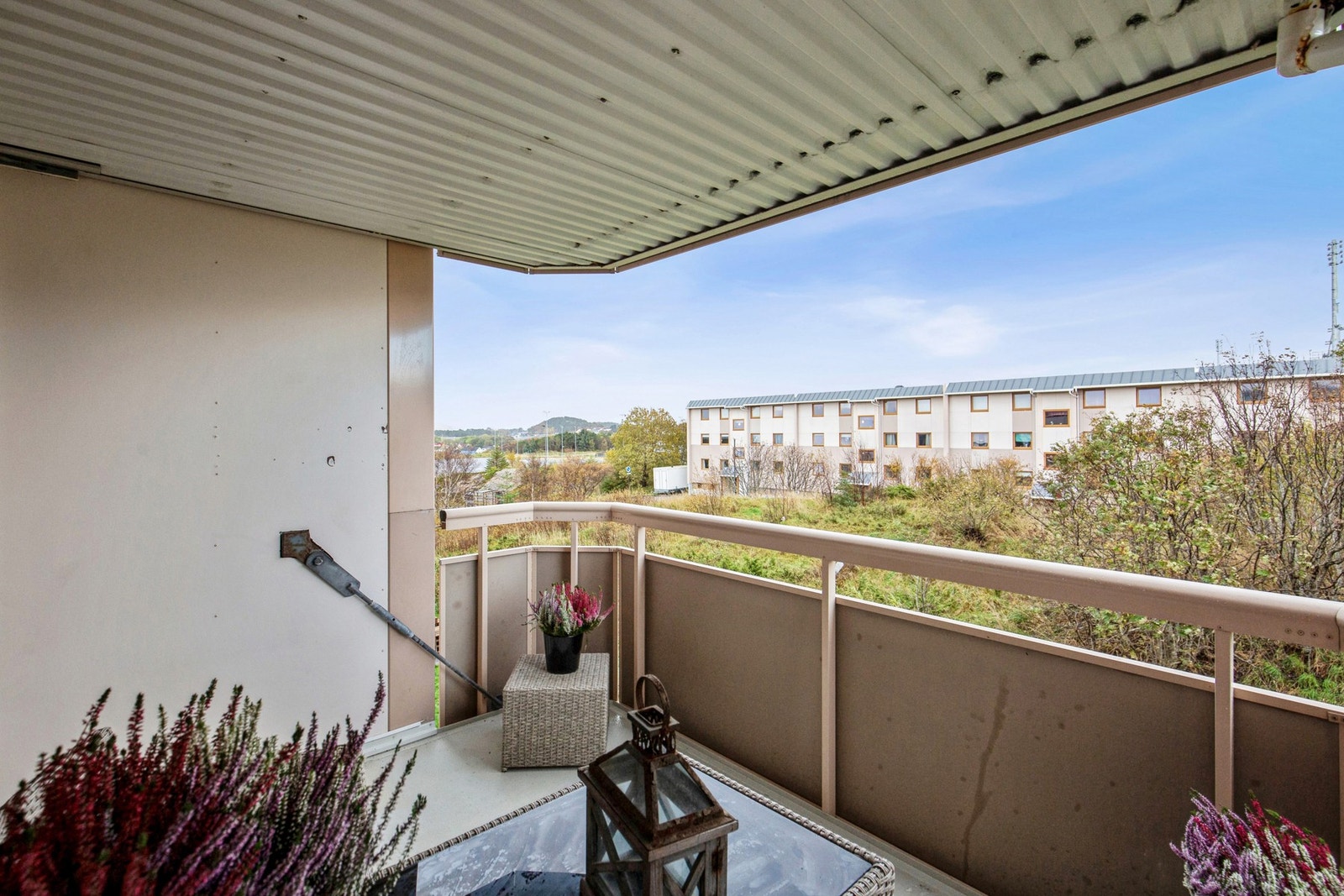 Leiligheten har en romslig og solrik balkong, med lite innsyn Galleribilde