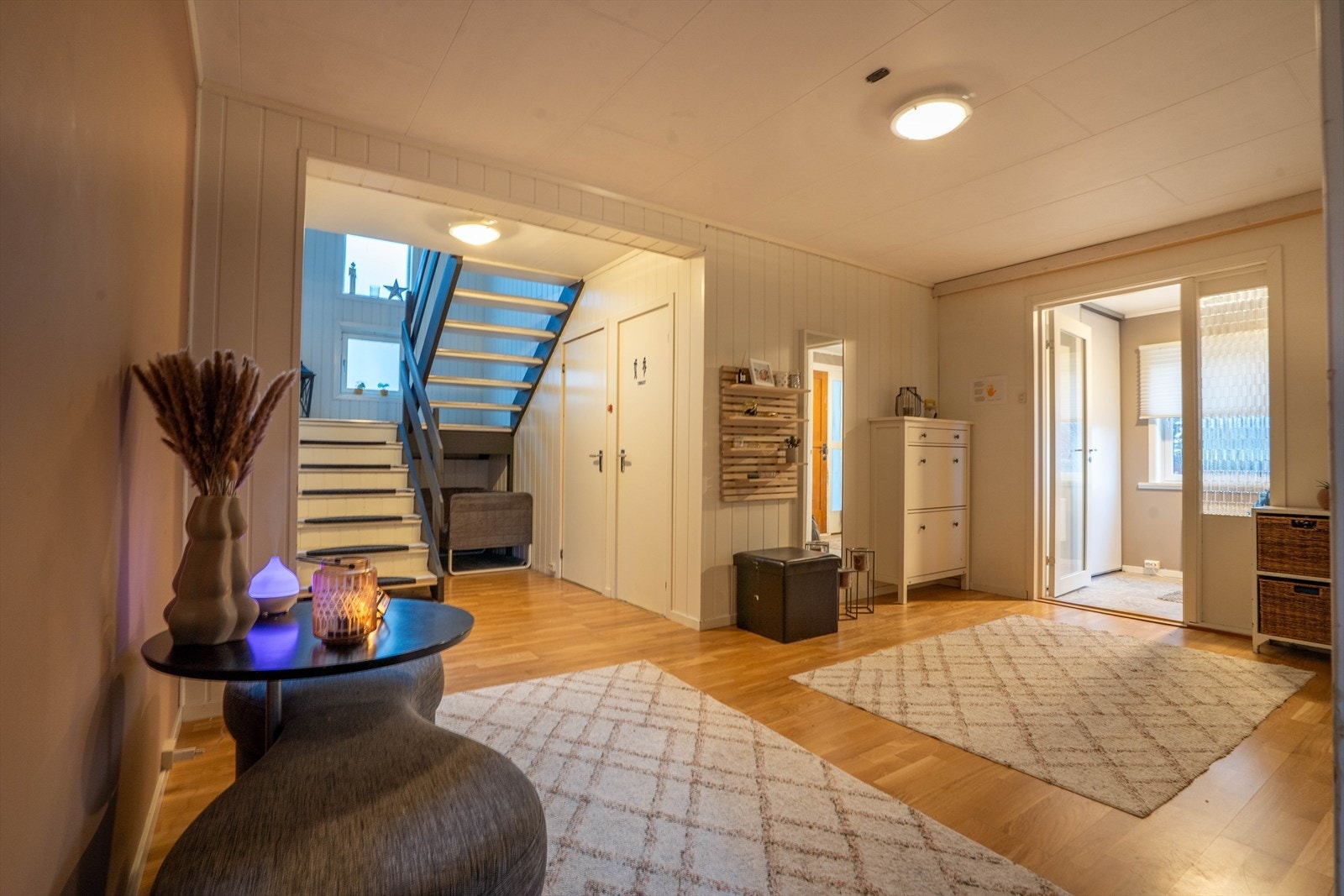 Stor romslig hall med innganger til 3 soverom, wc og bodrom. Galleribilde