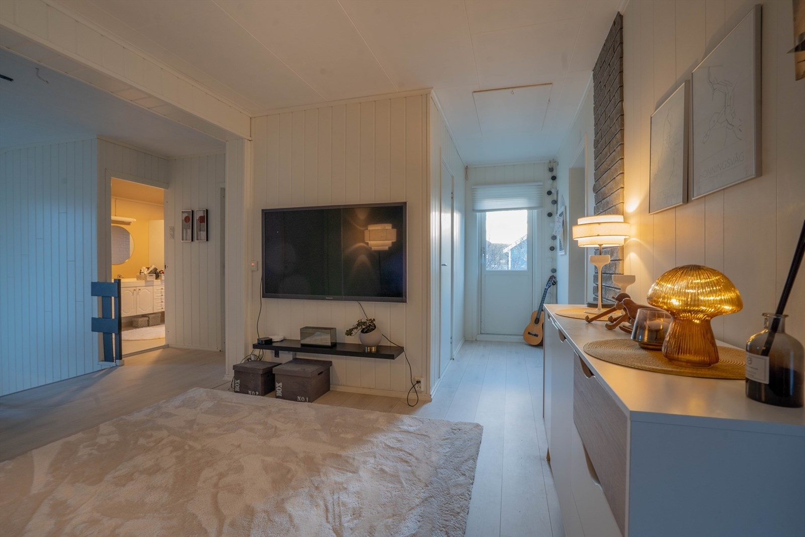 Dør ut til liten balkong, luke til kaldloft samt dør inn til matbod. Galleribilde