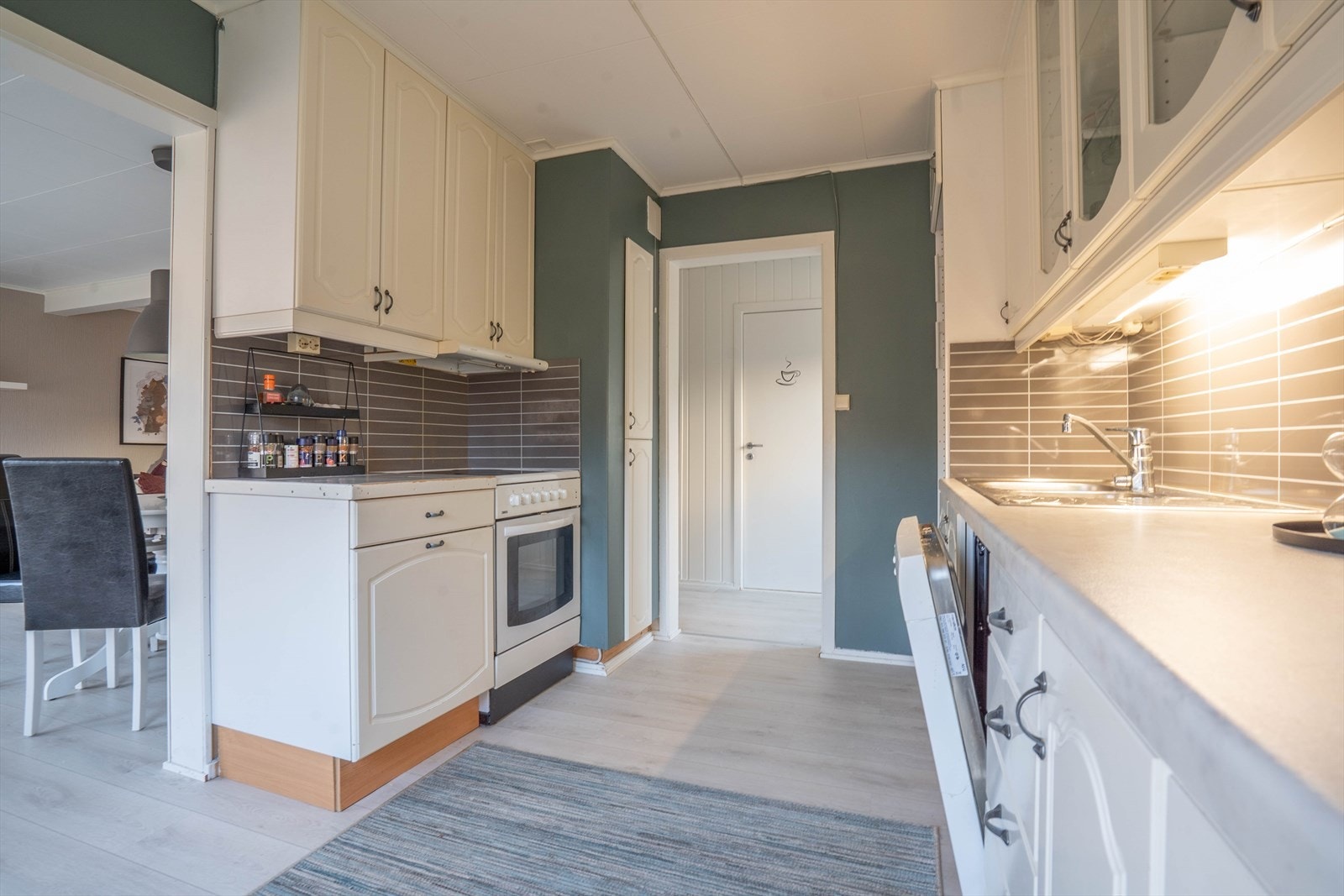 Kjøkkenet sett mot dør inn til matboden. Galleribilde