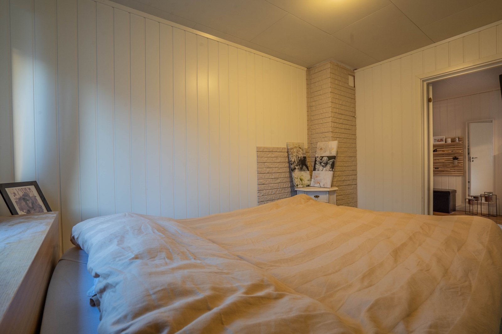 Soverom 1 med plass for dobbeltseng. Lyst og lunt rom for avslapping. Galleribilde