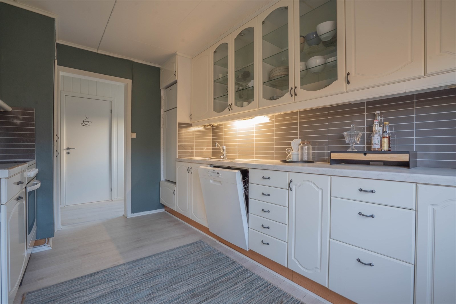 Rikelig med skuffer og skap på innredningen og godt med benkeplass. Galleribilde