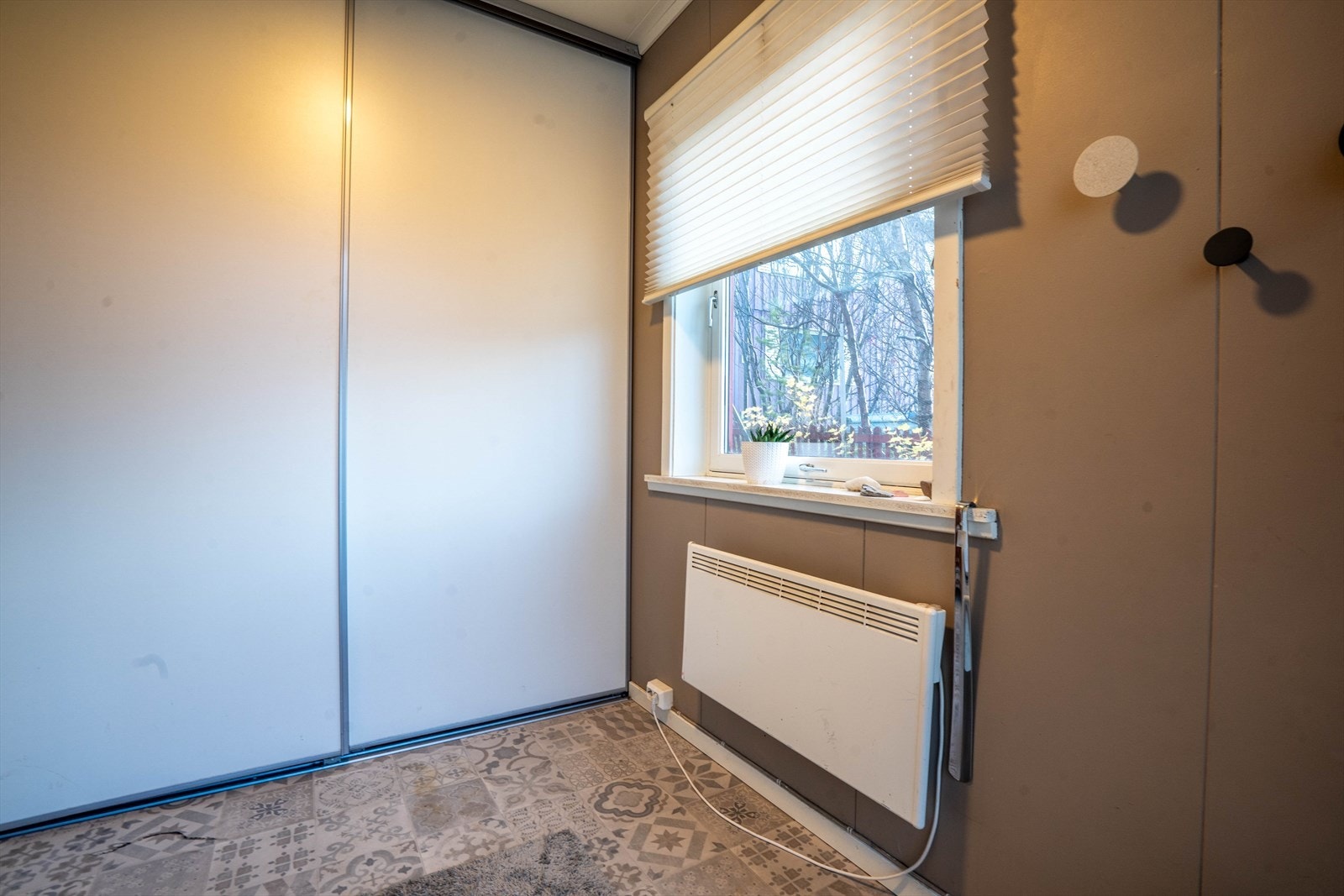 Vindfang med plass for oppheng til klær og sko samt skyvedørgardeobe Galleribilde