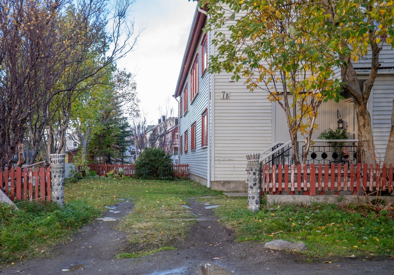 Innkjøring til Gammelveien 7b. Inngjerdet eiendom med biloppstillingsplass. Galleribilde
