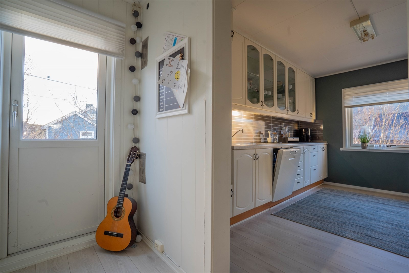 Dør ut til balkong som er over inngangspartiet til boligen. Galleribilde